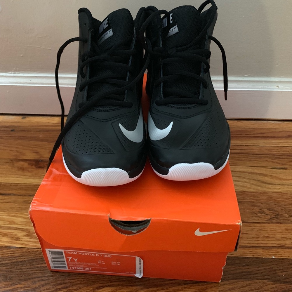 NIKE BLACK SILVER BASKETBALL SHOES BOYS SIZE 7Y